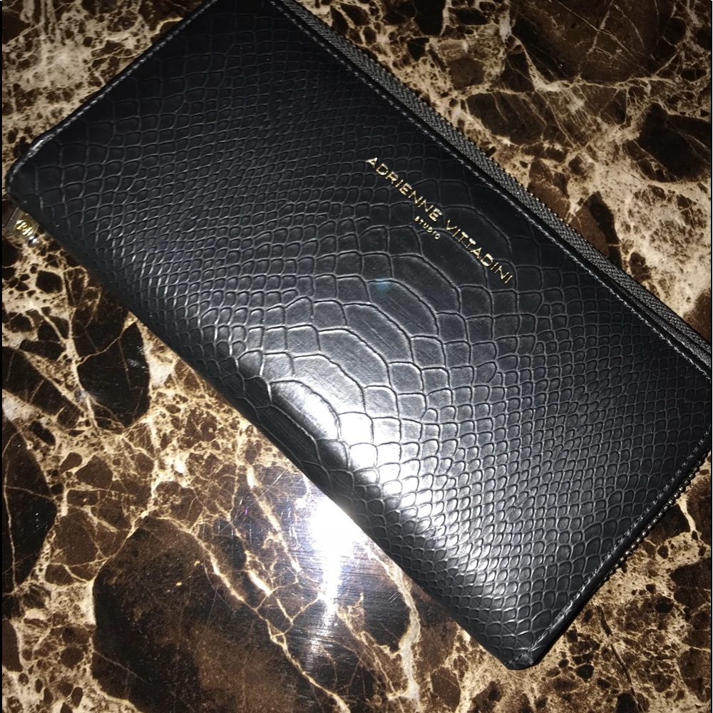 Preowned Adrienne Vittadini wallet